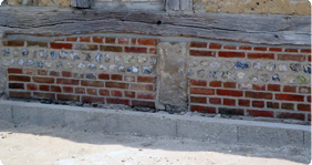 Sous bassement en gres briques et silex